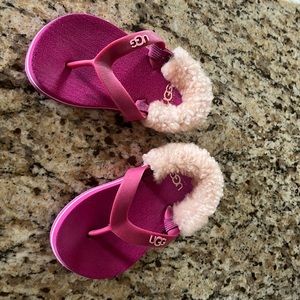 Child’s UGG ‘s flip flops size 6/7  Fushia and pink